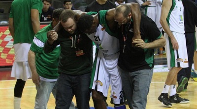 אייק אפוואיבו מדדה החוצה (עמית מצפה)