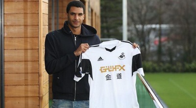 דוד אנגוג עם החולצה של סוונסי (ONE)