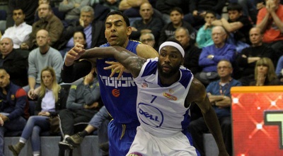 דונאלדסון תופס עמדה על דייויד בלו (חגי ניזרי) דונאלדסון תופס עמדה על דייויד בלו (חגי ניזרי)