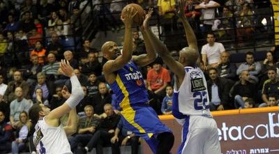 דווין סמית´ עולה לסל (חגי ניזרי) דווין סמית´ עולה לסל (חגי ניזרי)