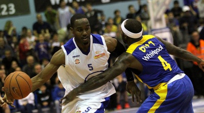 מייקל אומה חודר לסל (חגי ניזרי) מייקל אומה חודר לסל (חגי ניזרי)