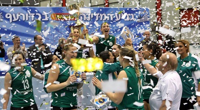 שחקניות כפ&qout;ס חוגגות (ONE)