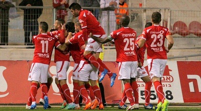 ניקולס פלצ´וק חוגג עם חבריו (משה חרמון) ניקולס פלצ´וק חוגג עם חבריו (משה חרמון)