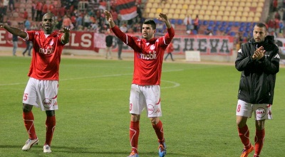 שחקני הפועל ב&qout;ש חוגגים (משה חרמון)