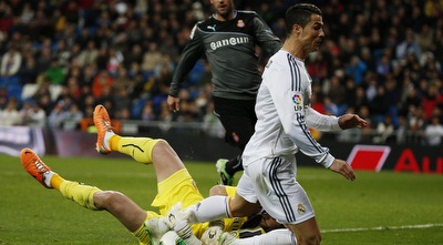 קאסייה עוצר את רונאלדו (רויטרס) קאסייה עוצר את רונאלדו (רויטרס)