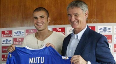 מוטו ורנייארי במעמד החתימה. בהתחלה הכל היה ורוד 