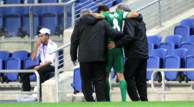 עזרא נעזר בצוות הרפואי (יניב גונן)