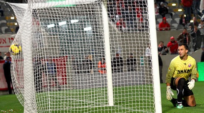 קאלה רואה את הכדור ברשת (שי לוי)