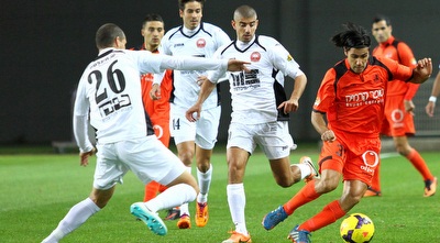 יניב לביא מנסה לעצור את אוהד קדוסי (שי לוי)