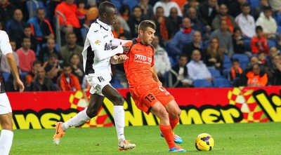 מאמדו צ´אם מנסה לעצור את ליאם ווקר (שי לוי)