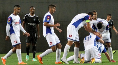 שחקני פ&qout;ת חוגגים (חגי ניזרי)