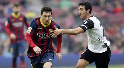 פארחו מנסה לעצור את מסי (רויטרס)