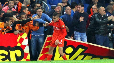 אמיר עגייב חוגג עם האוהדים (שי לוי)