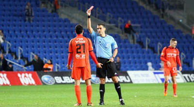 אביב חדד מקבל אדום (שי לוי)