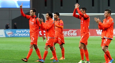 שחקני בני יהודה מודים לקהל (שי לוי)