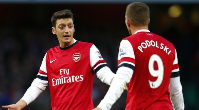 אוזיל ופודולסקי לא מבינים למה כלום לא הולך (רויטרס) אוזיל ופודולסקי לא מבינים למה כלום לא הולך (רויטרס)