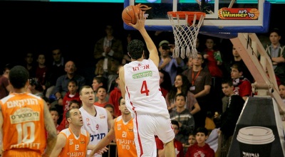 ליאור אליהו עם עולה לסל (משה חרמון)