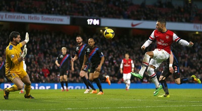 אוקסלייד-צ&acute;מברליין מקפיץ מעל ספרוני את השער הראשון (רויטרס)