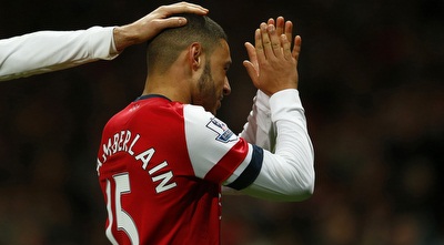 אוקסלייד-צ&acute;מברליין יורד מהמגרש לקול תשואות האוהדים. בצדק (רויטרס)