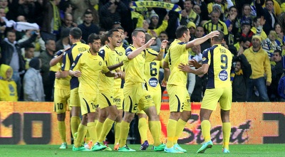 שחקני מכבי באים לברך את ראדי אחרי הבישול ליצחקי (רדאד ג´בארה)