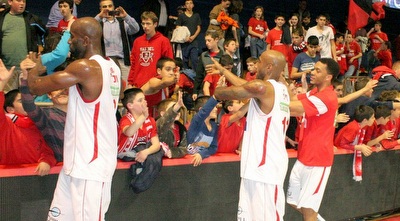 שחקני י-ם עם הקהל (משה חרמון)