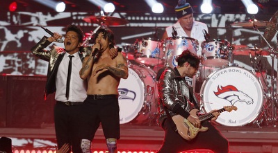 ברונו מארס עם סולן הצ´ילי פפרס, אנתוני קידיס (רויטרס)