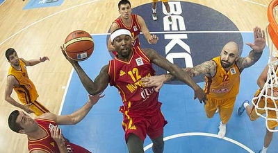 טייריס רייס במדי נבחרת מונטנגרו (ONE)