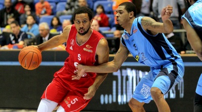 טרנס רודריק מול קרלון בראון (יניב גונן)