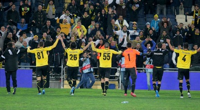 שחקני בית&qout;ר חוגגים את הניצחון על עכו (משה חרמון) שחקני בית&qout;ר חוגגים את הניצחון על עכו (משה חרמון)