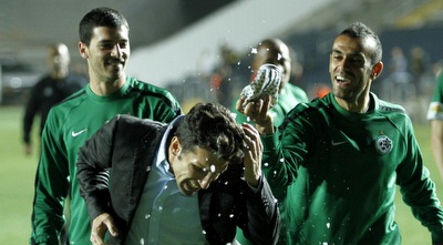 עמאשה שופך קרח על בנאדו (יוסי ציפקיס) עמאשה שופך קרח על בנאדו (יוסי ציפקיס)