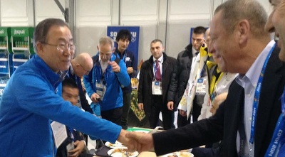 יו&qout;ר הוועדת האולימפי יגאל כרמי לוחץ את ידו של מזכ&qout;ל האימון באן קי מון בסוצ´י 