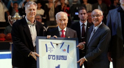 שמעון פרס עם דני חלוץ ומיקי ברקוביץ´ (יניב גונן)