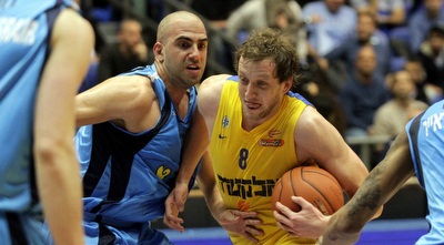 ג´ו אינגלס עובר את אלישי כדיר (יניב גונן)