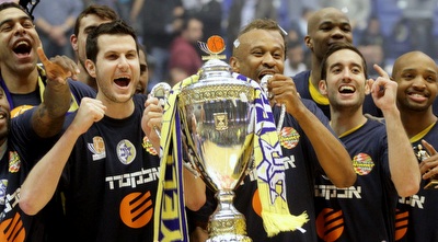 אוחיון, סמית´ ופניני עם הגביע (יניב גונן)