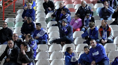 אוהדי פ&qout;ת  צופים במשחק (יניב גונן)