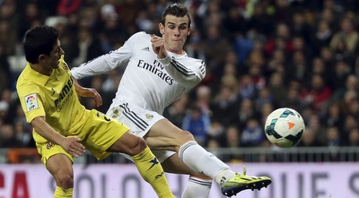 גארת´ בייל וג´ונתן פריירה במאבק על הכדור (רויטרס)