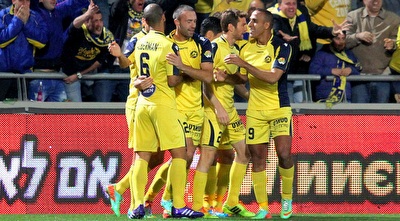 שחקני מכבי חוגגים עם פריצה (שי לוי)