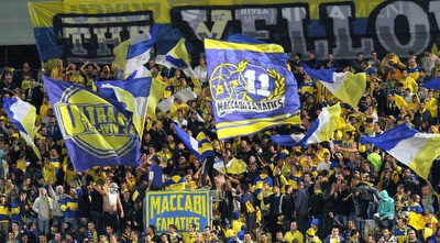 אוהדי מכבי מפגינים נוכחות במשחק העונה (שי לוי)