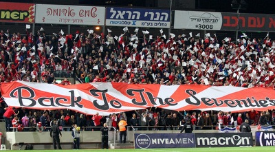 אוהדי ב&qout;ש שהצליחו להשיג כרטיס, מפגינים תפאורה נאה (שי לוי)