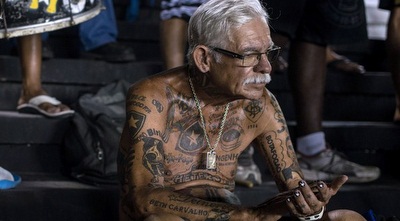 בגיל 69, עם 83 קעקועים של קבוצתו