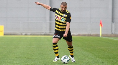 ערן לוי עם הכדור (רדאד ג´בארה)