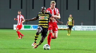 פינאס ודפקוס במאבק על הכדור (שי לוי)