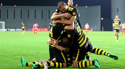 שחקני נתניה חוגגים העפלה לרבע גמר הגביע (שי לוי)