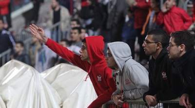 האוהדים האדומים מוחים בסיום המשחק (עמית מצפה)