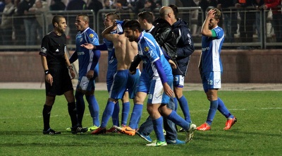 שחקני ראשל&qout;צ חוגגים את ההעפלה לרבע הגמר (עמית מצפה)