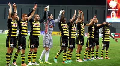 שחקני מכבי נתניה חוגגים (שי לוי)