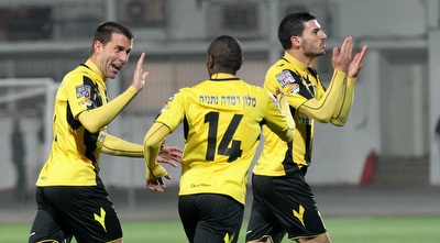 שלומי אזולאי חוגג עם חבריו. גם הוא בהרכב (רדאד ג´בארה)