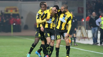 שלומי אזולאי חוגג עם חבריו (רדאד ג&acute;בארה)