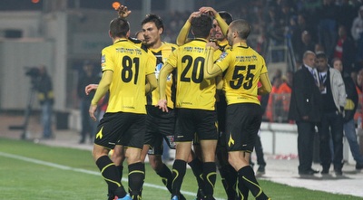 שלומי אזולאי חוגג עם חבריו (רדאד ג&acute;בארה)