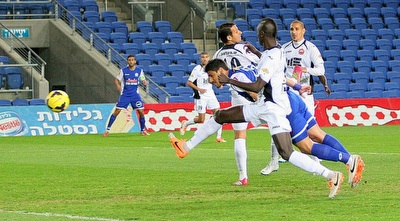 תומר אלבז נוגח את שער היתרון (משה חרמון)